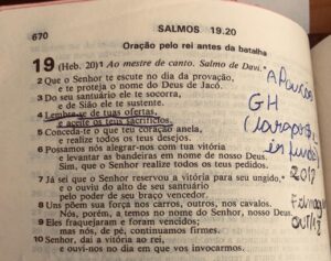 Bíblia aberta ao acaso, Salmo 19: "Lembre-se de tuas ofertas, e aceite os teus sacrifícios"